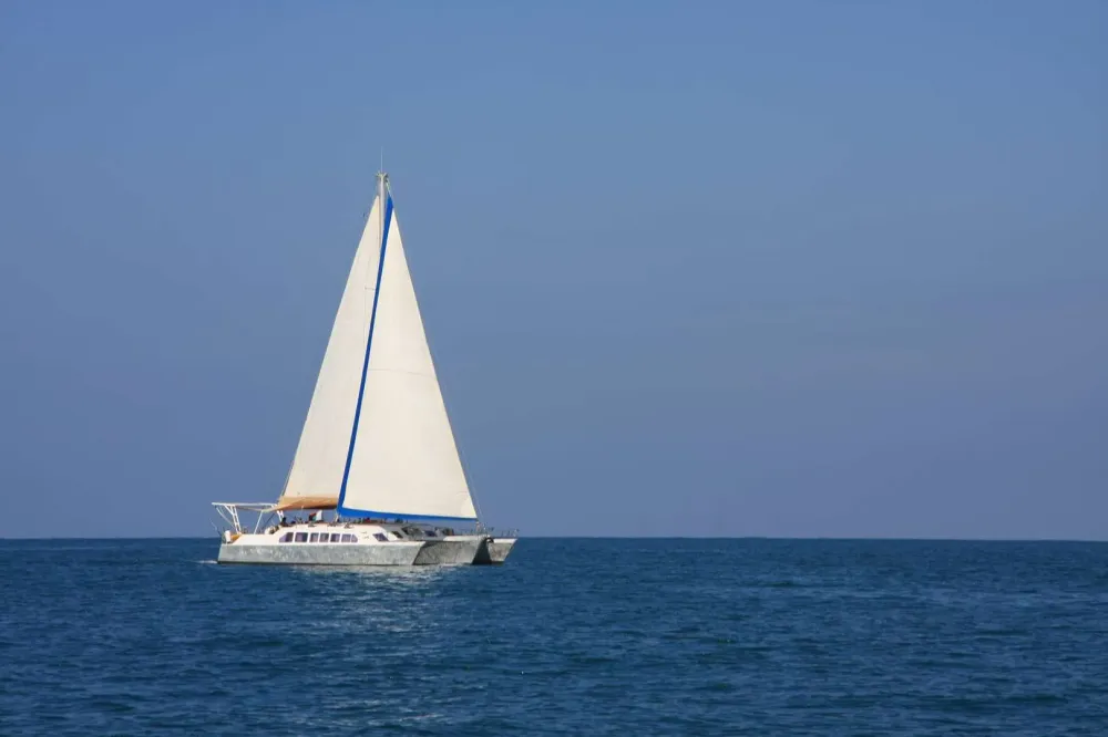 Navigation catamaran près de Nosy Hara